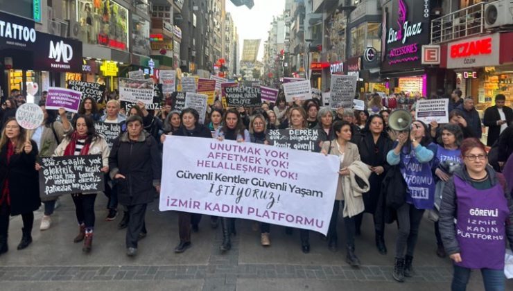 Kadınlar depremde yaşamını yitirenler ve çocuklar için sokaktaydı