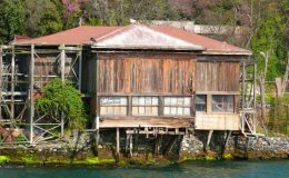 Tarihi yalı çürümeye terk edildi!