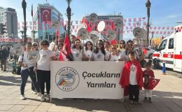 Depremde yaşamını yitiren ikizlerin gülen yüzleri ile iyilik hareketini başlattı