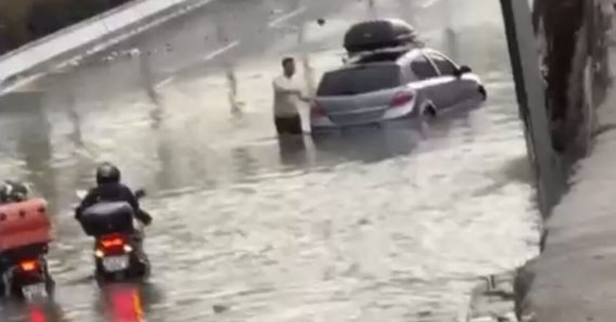 İzmir Kemeraltı’nı su bastı, araçlar mahsur kaldı