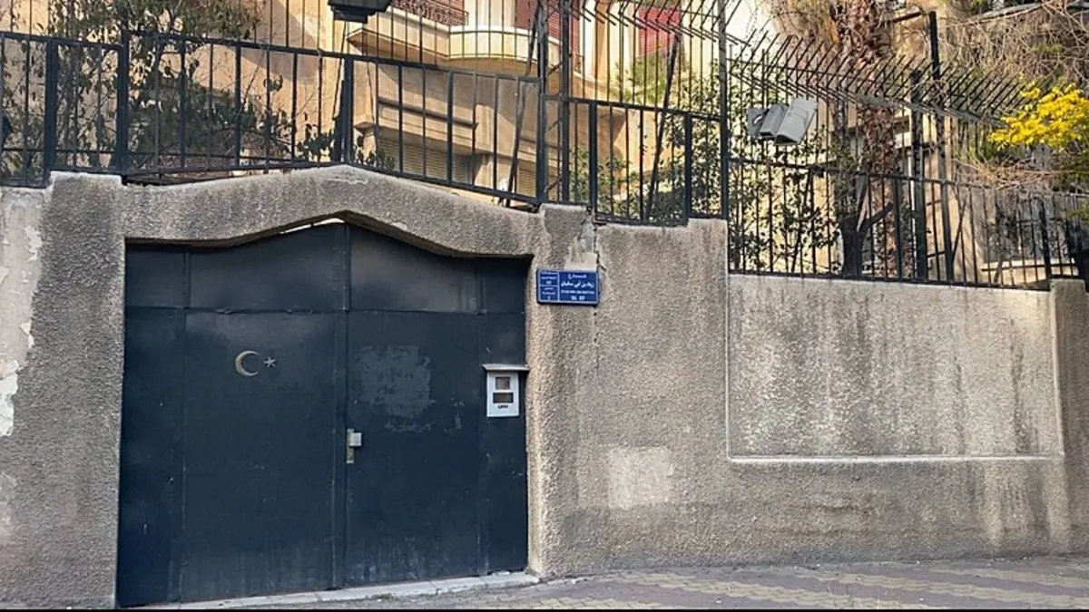 12 yıl sonra bir ilk! Türkiye’nin Şam Büyükelçiliği yeniden açıldı! Türk bayrağı yeniden asıldı