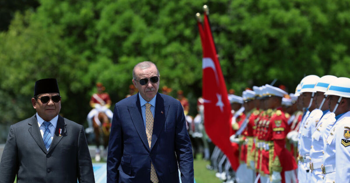 Cumhurbaşkanı Erdoğan, Endonezya’da Cumhurbaşkanı Subianto tarafından resmi törenle karşılandı