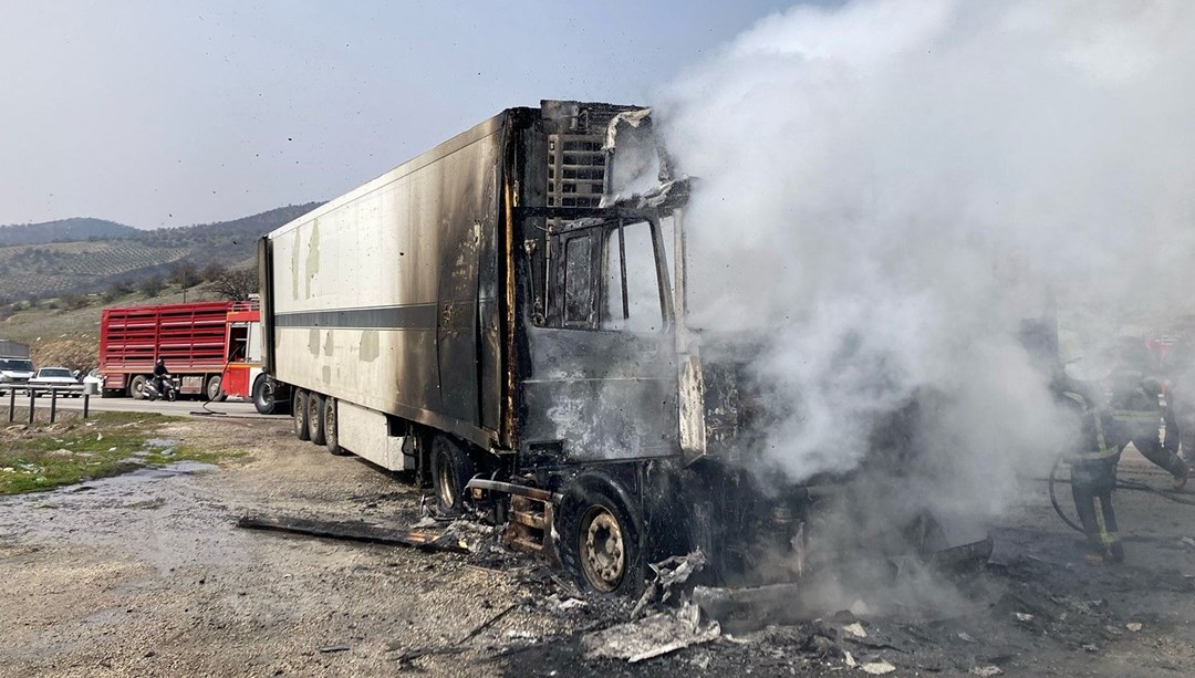 Seyir halindeyken alev alan tır küle döndü