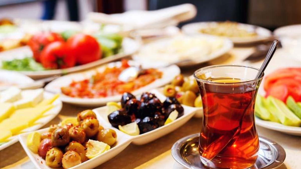 Yemekten hemen sonra çay içmeyin! Bakın neye yol açıyor